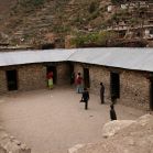 Bau von bislang 5 Schulen in Nepal. Hier eine Schule (Luma) vor dem Bau, danach konnte eine Erhhung der Einschu-lungsrate von 50% registriert werden.