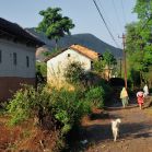 Das Dorf Neopane Gaon, Standort des Shangrila Waisenhauses.